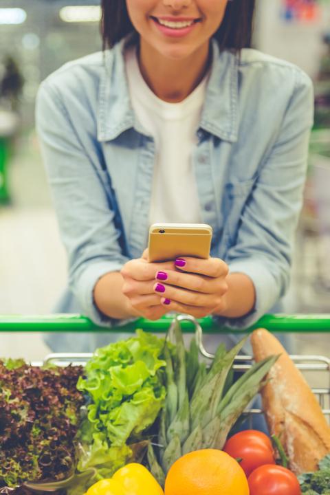 couple shopping in the grocery store - what ESG issues matter to consumers as they shop